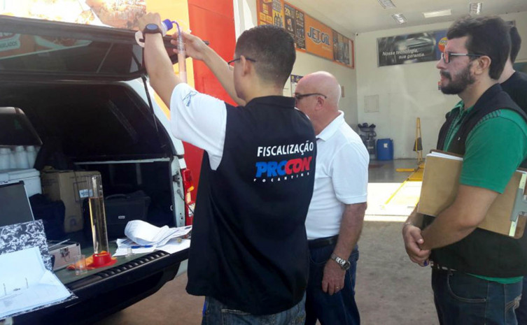 Fiscais do Procon-TO e ANP duante fiscalização em postos de gasolina na capital.jpeg