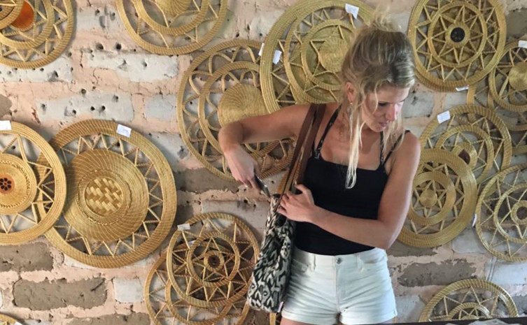 Operadora de Turismo holandesa admira peças feitas de capim dourado