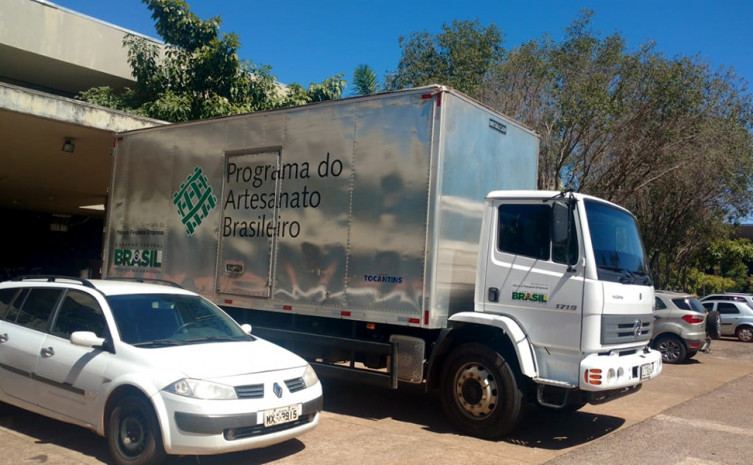 Caminhão artesanal feito com madeira reciclada.