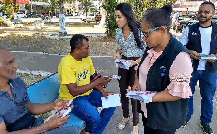 Equipe de Dianópolis saem às ruas orientando população sobre consumo consciente