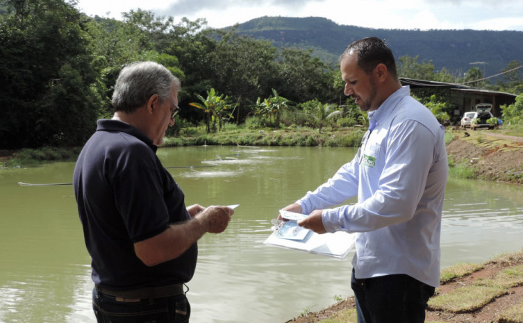De acordo com os dados apresentados, foram visitadas 1.035 propriedades com possibilidades de pisciculturas, sendo aplicados 128 questionários 
