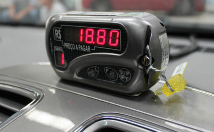 Para transitarem, os táxis devem estar com o taxímetro lacrado e com o selo de verificação do Inmetro