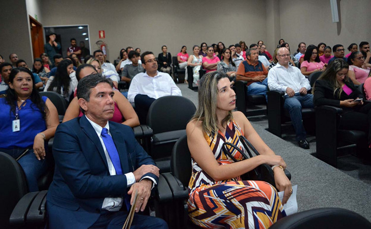 O evento contou com a participação de aproximadamente 150 servidores que vestiram as cores rosa e branco simbolizando a campanha de conscientização e prevenção do diagnóstico precoce do câncer de mama e de colo do útero