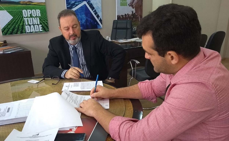 Assinatura do contrato com Tarcísio Carneiro (HVB Ltda)