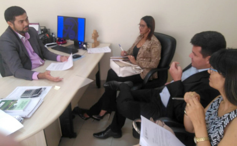 Superintendente do Procon, Walter Viana e equipe em reunião com o Presidente da Redesat, Wagner Coelho