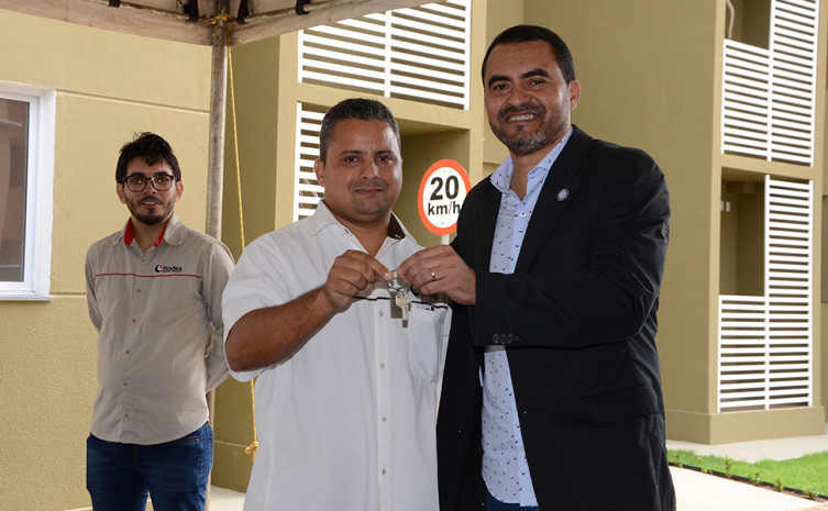 Mais 28 famílias receberam as chaves dos apartamentos do Programa Minha Casa Minha Vida