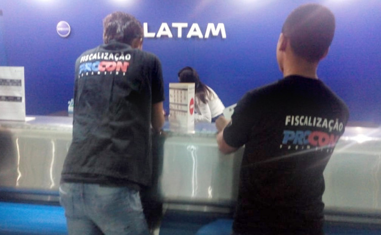 Latam é notificada para prestar esclarecimentos por suspender voos 