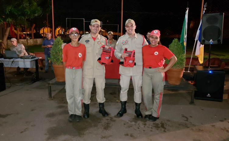 70 bombeiros mirins, de 12 a 14 anos, participaram da solenidade de formatura 