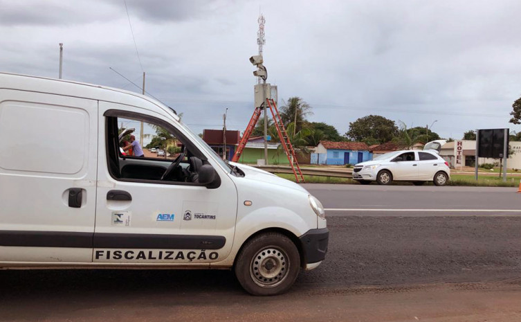 Para fazer a vistoria dos radares, um veículo oficial da AEM passa pelo medidor de velocidade, em média cinco vezes, com um aparelho que é calibrado pelo Inmetro