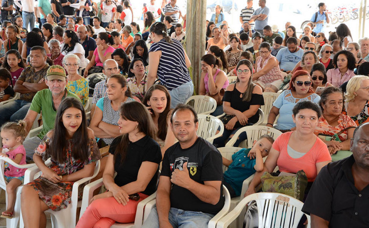 Centenas de pessoas participam da solenidade de entrega das unidades habitacionais do Pró-Moradia