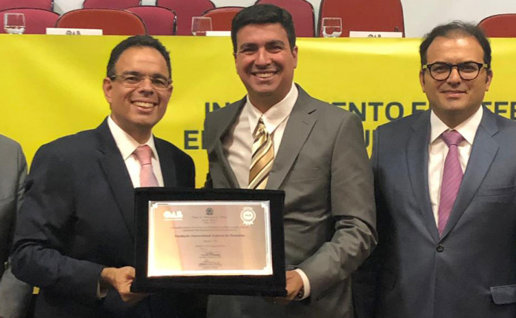 Secretário-geral Felipe Sarmento entrega prêmio ao reitor da Unitins, Augusto Rezende, acompanhados do vice-presidente da OAB, Luís Cláudio Chaves