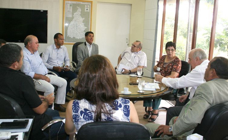 Secretário Ridoval e presidente da Assincoto, Leila Muradás,  discutem a situação do setor  no estado 