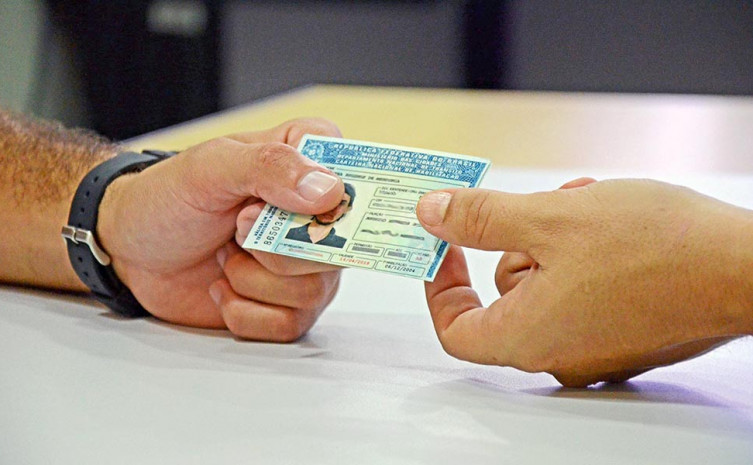Detran retoma serviços de impressão de CNH