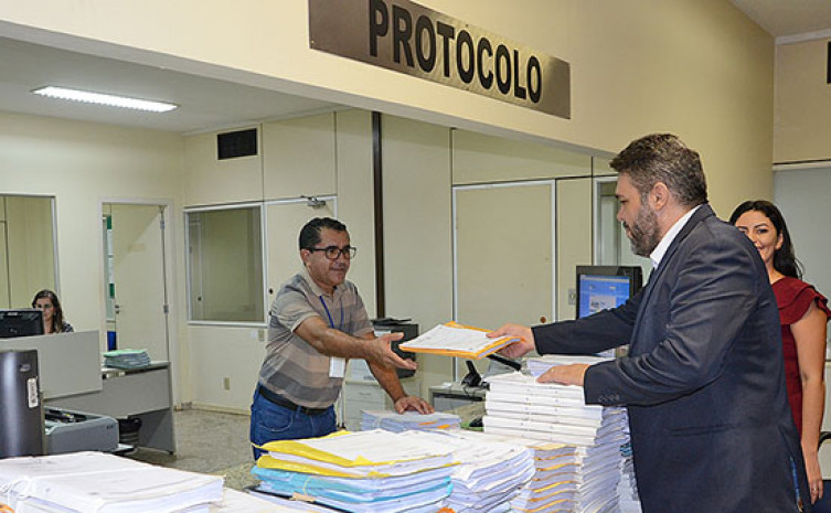 Equipe da Superintendência de Gestão e de Ações de Controle Interno da CGE entrega no protocolo do TCE/TO as contas dos ordenadores de despesa do exercício de 2018