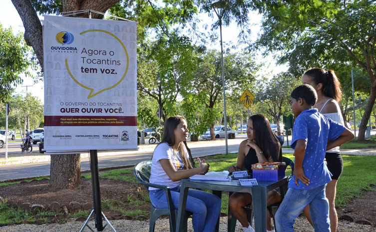 Técnica da CGE durante atendimento à manifestação de frequentadores do Parque