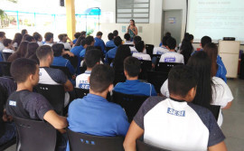 Procon alerta sobre cuidados com compras pela internet em palestra com alunos da Escola Sesi