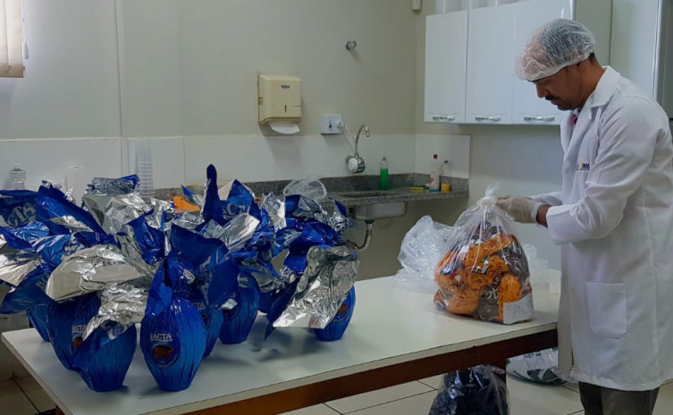 Produtos de Páscoa em teste metrológicos no laboratório de Pré-Medidos da AEM