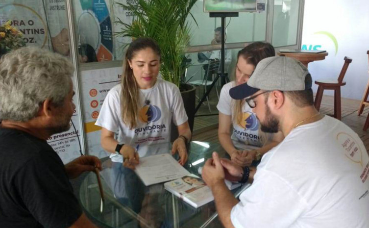 Equipe da Ouvidoria recebe manifestação de cidadão no estande