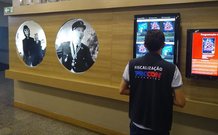 Os cinemas foram autuados após denúncia de consumidores
