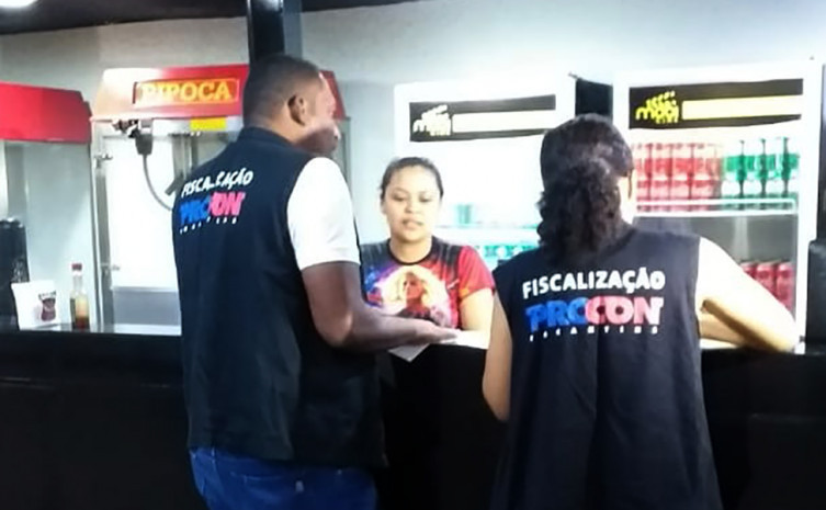 Cinemas são autuados por cobrança ilegal de taxa