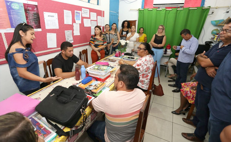 Adriana Aguiar trata de melhorias estruturais e pedagógicas com professores do Colégio Estadual Leônidas Gonçalves Duarte