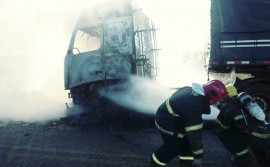 Corpo de Bombeiros combate incêndio em carreta bitrem
