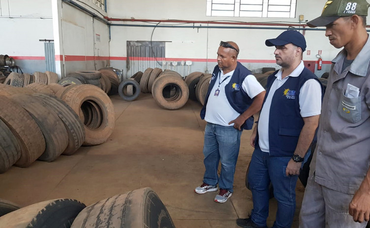 Equipe técnica da AEM realiza verificação em empresa autorizada a reformar pneus