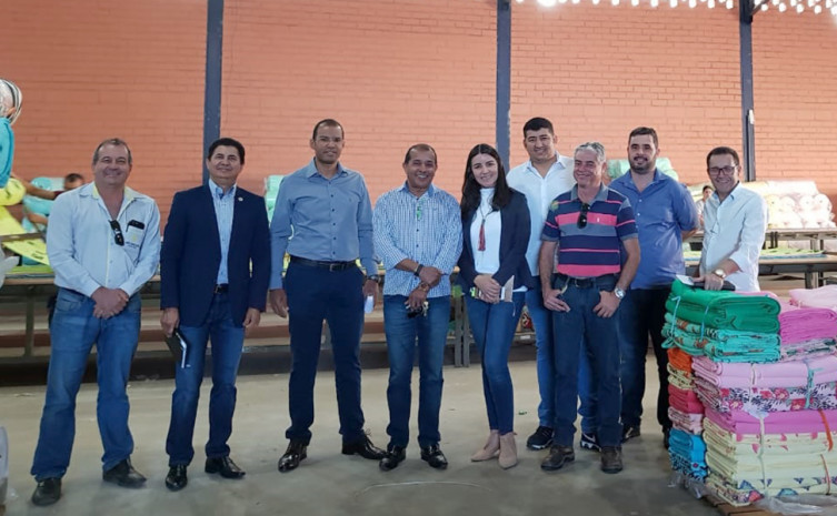 Equipe conhece  o funcionamento de um dos galpões de confecção em Inhumas (G0)