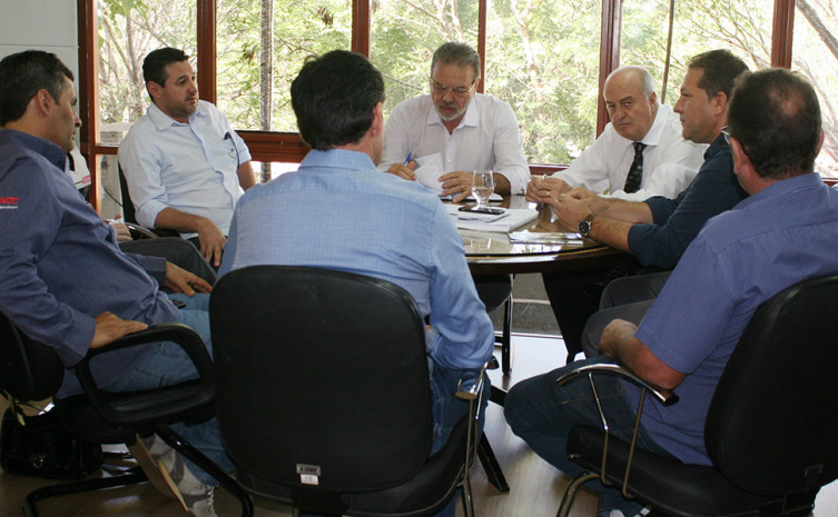 Secretário da Indústria, Comércio e Serviços em reunião com os produtores para tratar da instalação de agroindústrias
