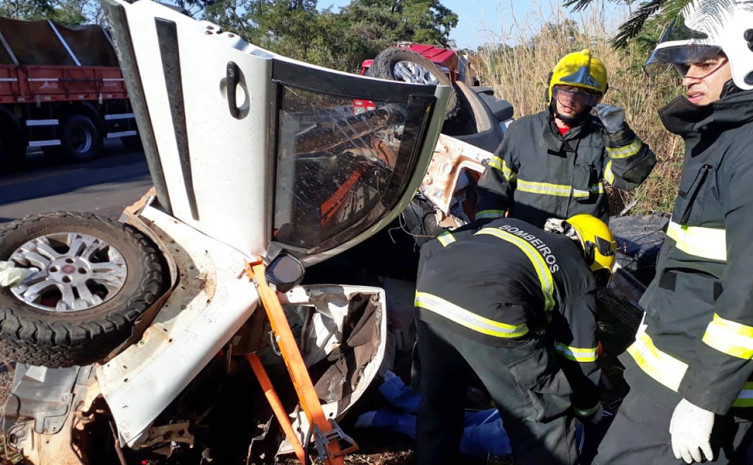 Bombeiros Militares durante ação para retirar corpo de vítima do carro