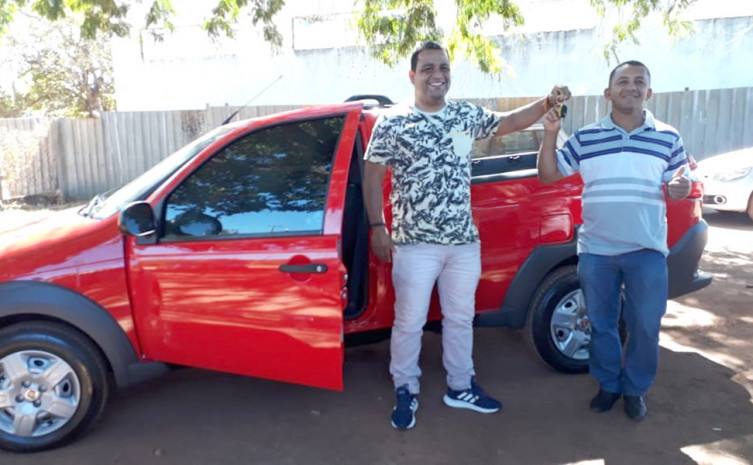 O produtor Cassimiro Benicio Neto contou com o apoio do extensionista rural, Rodrigo Xavier, do Ruraltins de Combinado, para a compra do veículo