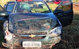 Bombeiros militares cortam carro para retirar vítima das ferragens, em Colinas
