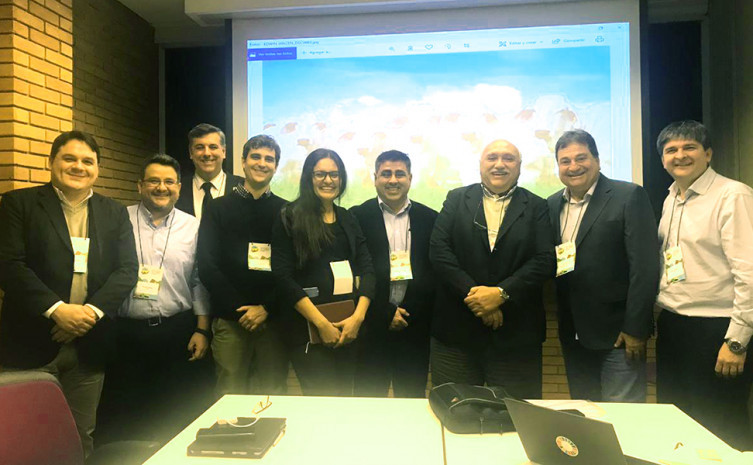 César Halum com outros participantes do encontro que discute cadeia sustentável da carne