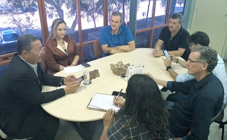 Equipes da Adetuc e Seagro reunidas para tratar da pesca esportiva