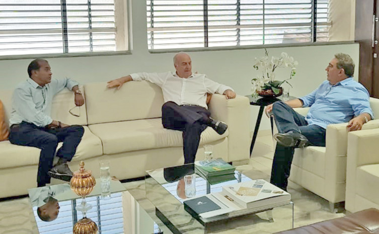 Secretário Ridoval conversa com prefeito Laurez Moreira sobre investimentos no município