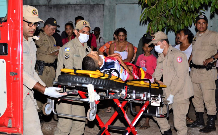 Após disparos de arme de fogo, vítima é atendida pelo Corpo de Bombeiros Militar