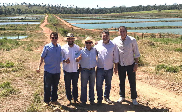 César Halum na Piscicultura Pantanal com demais visitantes do empreendimentos