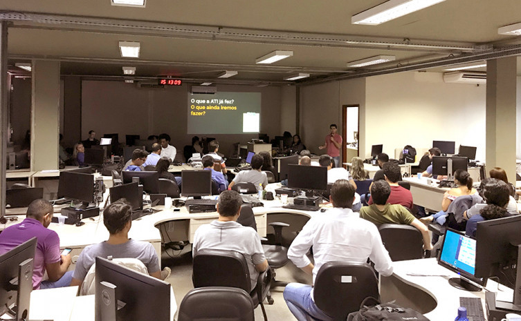 Equipe da Agência de Tecnologia da Informação em reunião com objetivo de alinhar estratégias e fomentar inovação