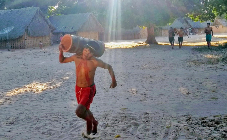 Corrida de tora é uma das tradições do povo Krahô, presente em todas as festas
