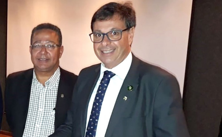 Tom Lyra entrega kit promocional do Tocantins ao presidente da Embratur, Gilson Machado