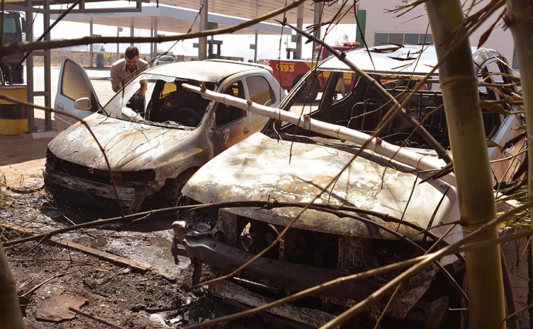 Incêndio em matagal destrói veículos em estacionamento na Capital