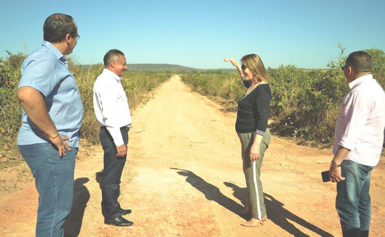 Assessor técnico da SICS, acompanhado da prefeita Lires Ferneda, em visita ao local onde funcionará o Parque Industrial