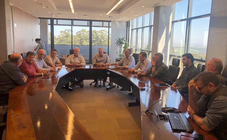 Equipe da Seagro em reunião com diretores da Frísia, Carambeí (PR)