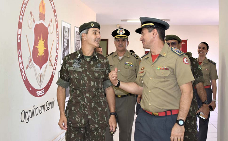 O general Marco Aurélio em sua visita ao Corpo de Bombeiros Militar