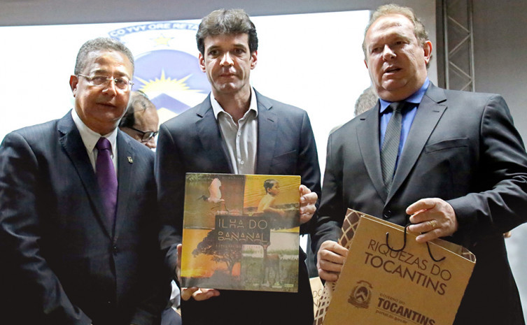 ITom Lyra, Marcelo Álvaro e o governador Mauro Carlesse, durante lançamento do Investe Turismo