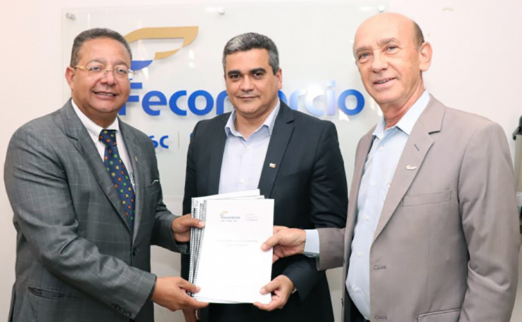 Tom Lyra, Cristiano Rodrigues (presidente do Conselho Empresarial de Turismo da Fecomércio) e o presidente da Fecomércio, Itelvino Pisoni