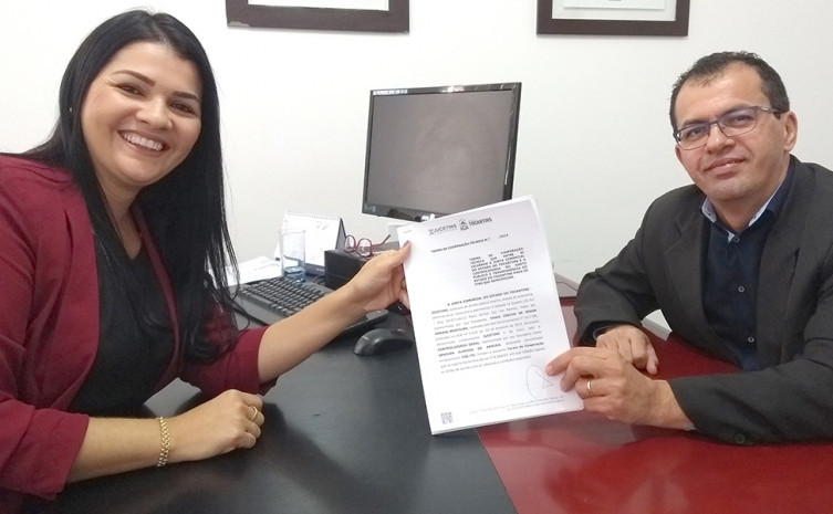 Presidente da Jucetins, Thais Coelho, e secretário-chefe da CGE, Senivan Almeida, assinam Termo de Cooperação Técnica 