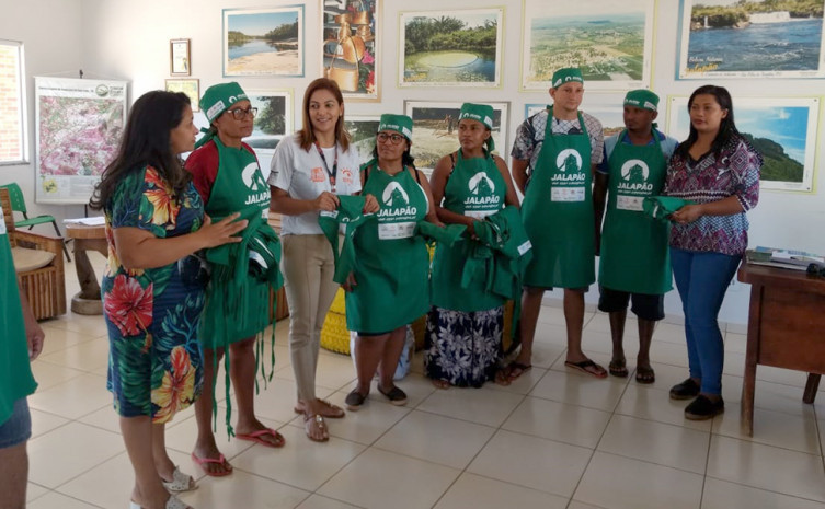 Comunidade participou de oficinas de boas práticas de alimentação e recebeu uniformes e utensílios de higiene utilizados para preparar os alimentos
