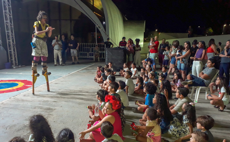 Público infantil também se divertiu bastante com atrações circenses