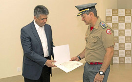 Comandante Geral do Corpo de Bombeiros Militar entrega certidão de Regularidade à Igreja Universal